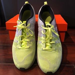 MENS FLYKNIT TRAINER SIZE 11